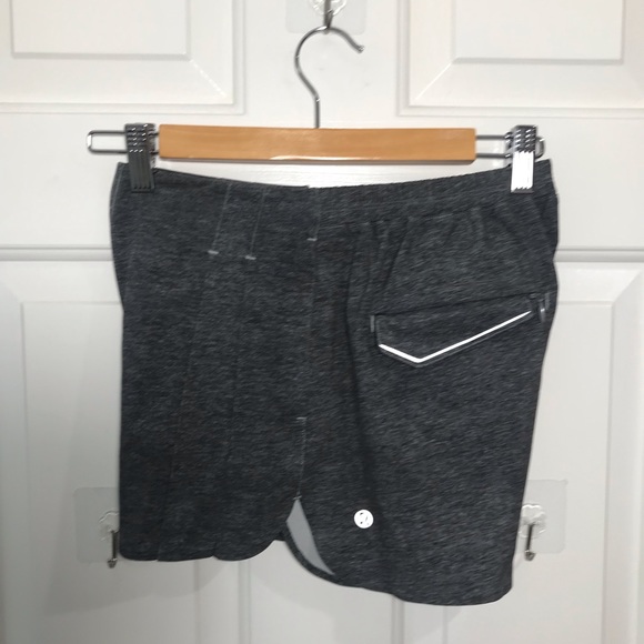 Lululemon shorts-like new size 4 - Picture 7 of 8
